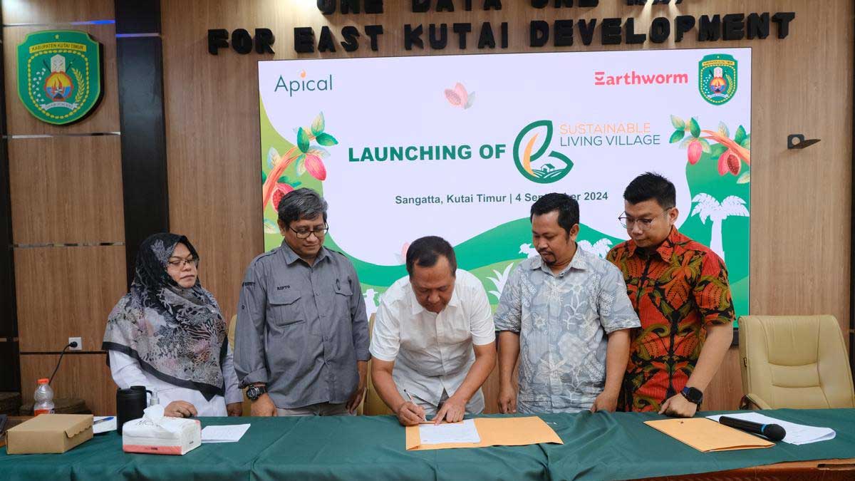 Apical-dan-Earthworm-Foundation-Program-Desa-Hidup InfoSAWIT